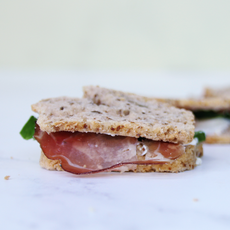 Sándwiches pan de nuez rellenos bondiola y queso x10