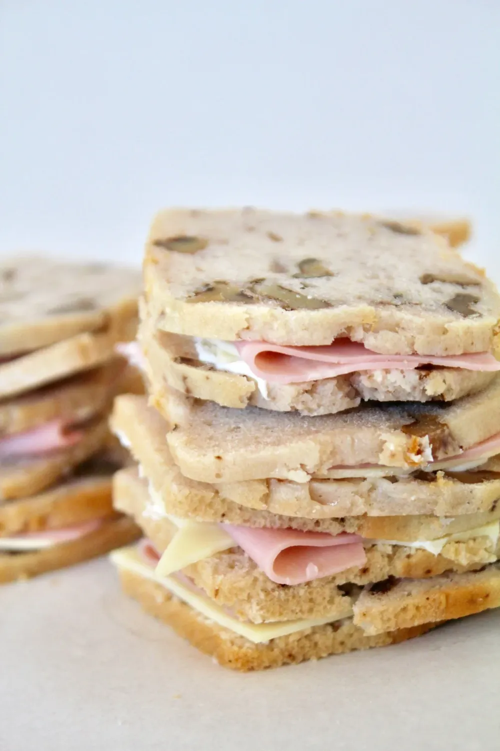 Sándwiches pan de nuez rellenos de jamón y queso