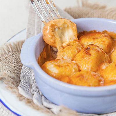 Ñoquis de papa rellenos de queso con salsa rosa