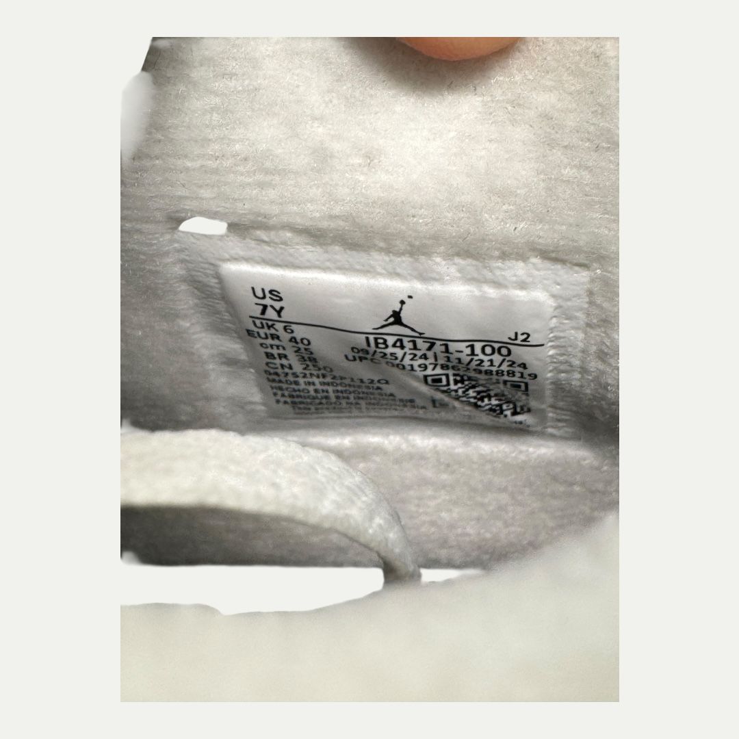 Jordan 4 White Cement (2025) Sz 7Y(8.5w)