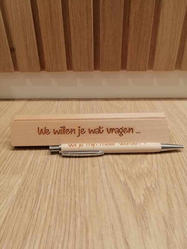 &#39;Wil je mijn meter zijn&#39; - balpen in een houten doosje