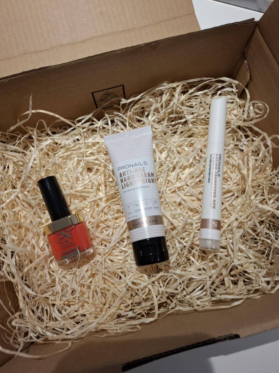Geschenkpakket: nagellak (kleurtje) + handcrème + correctorstift