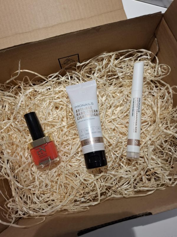 Geschenkpakket: nagellak (kleurtje) + handcrème + correctorstift