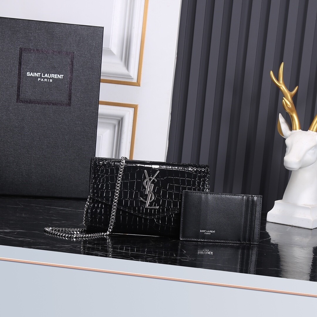 UPTOWN CHAIN WALLET EN CUIR BRILLANT EMBOSSÉ CROCO