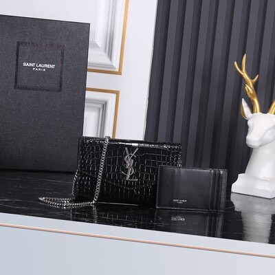 UPTOWN CHAIN WALLET EN CUIR BRILLANT EMBOSSÉ CROCO