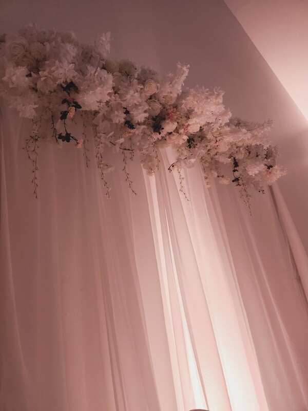 Location Rideaux blanc + guirlande florale