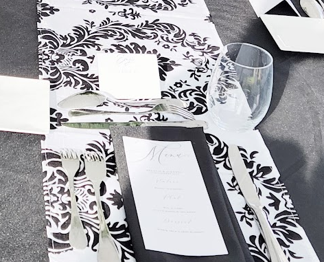 Location Chemin de table blanc à motifs noirs