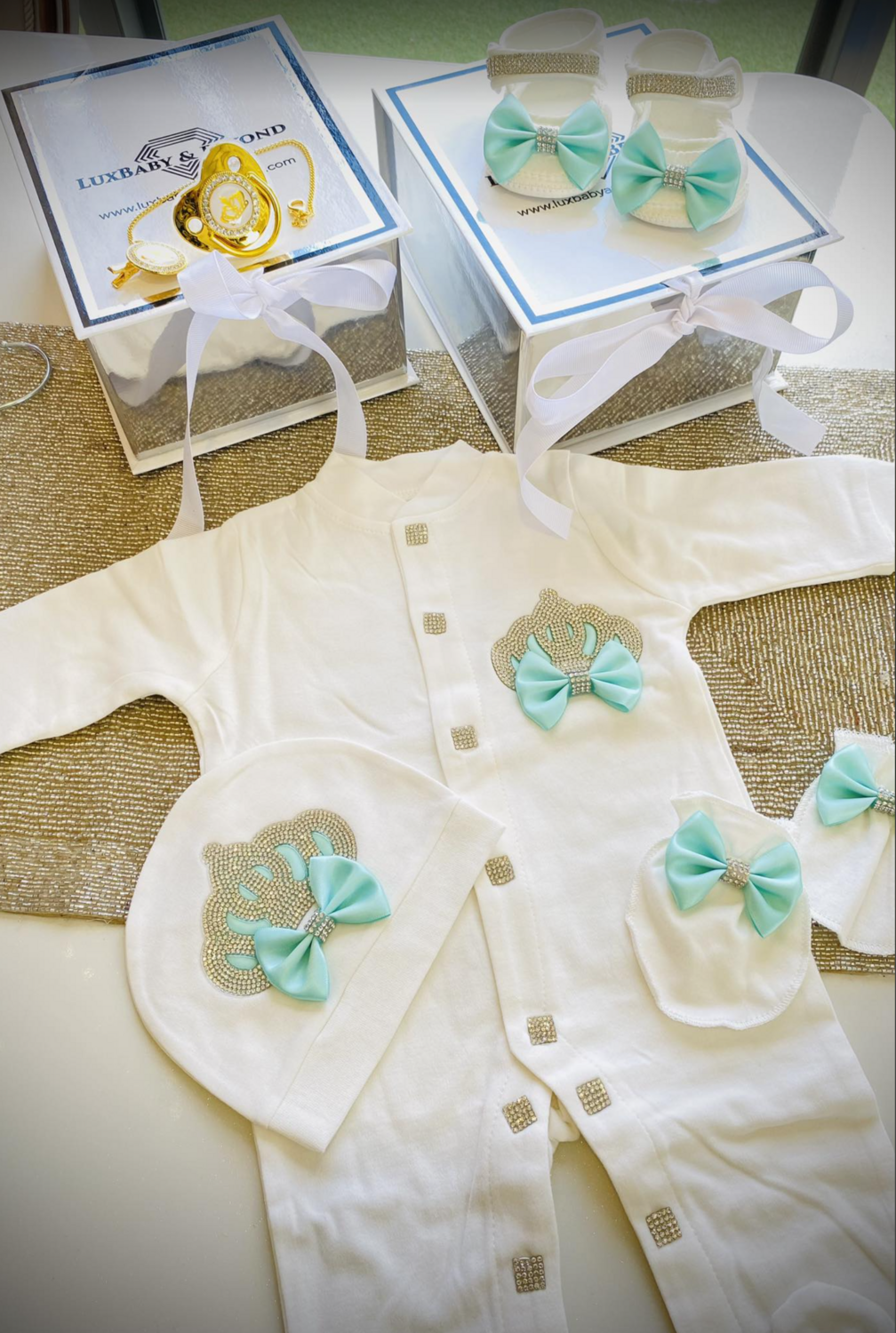 𝗟𝘂𝘅𝘂𝗿𝘆 𝗡𝗲𝘄𝗯𝗼𝗿𝗻 Home Welcoming 4-Piece 𝗢𝘂𝘁𝗳𝗶𝘁 (Pastel green/paste bow with Silver Crown + wings)