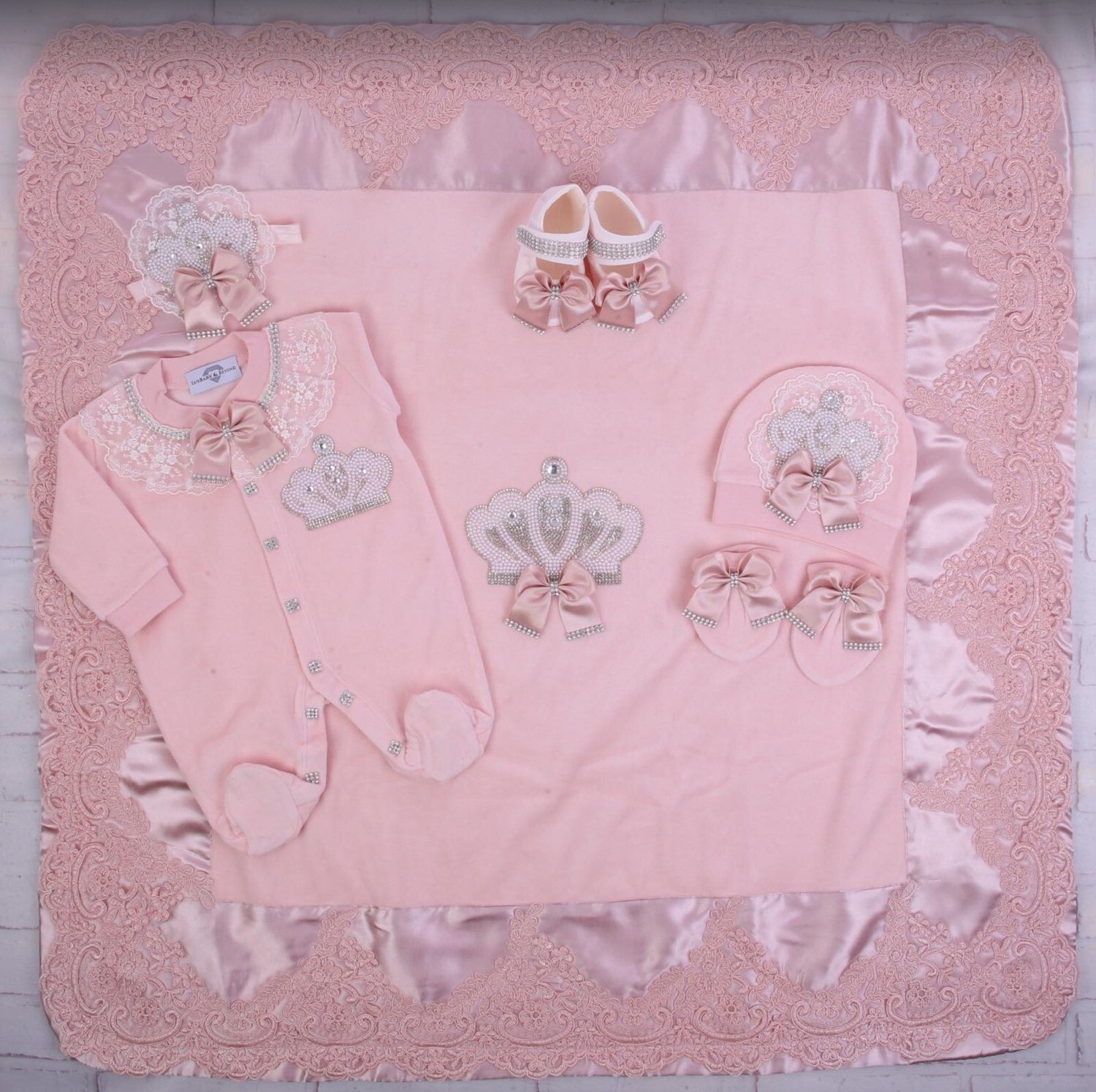 Handmade 𝗟𝘂𝘅𝘂𝗿𝘆 𝗡𝗲𝘄𝗯𝗼𝗿𝗻 6-Piece set ( VELVET blush pink + pearl crown)
