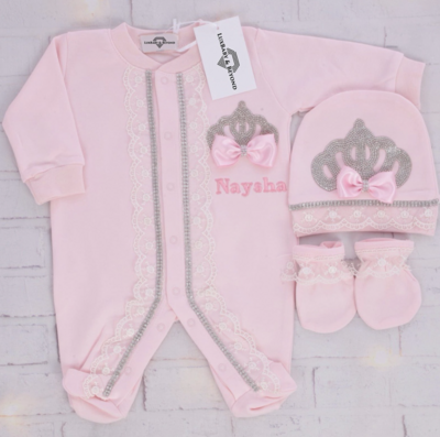 𝗟𝘂𝘅𝘂𝗿𝘆 𝗡𝗲𝘄𝗯𝗼𝗿𝗻 Home Welcoming 3-Piece set ( pink bow, white lace, silver crown )
