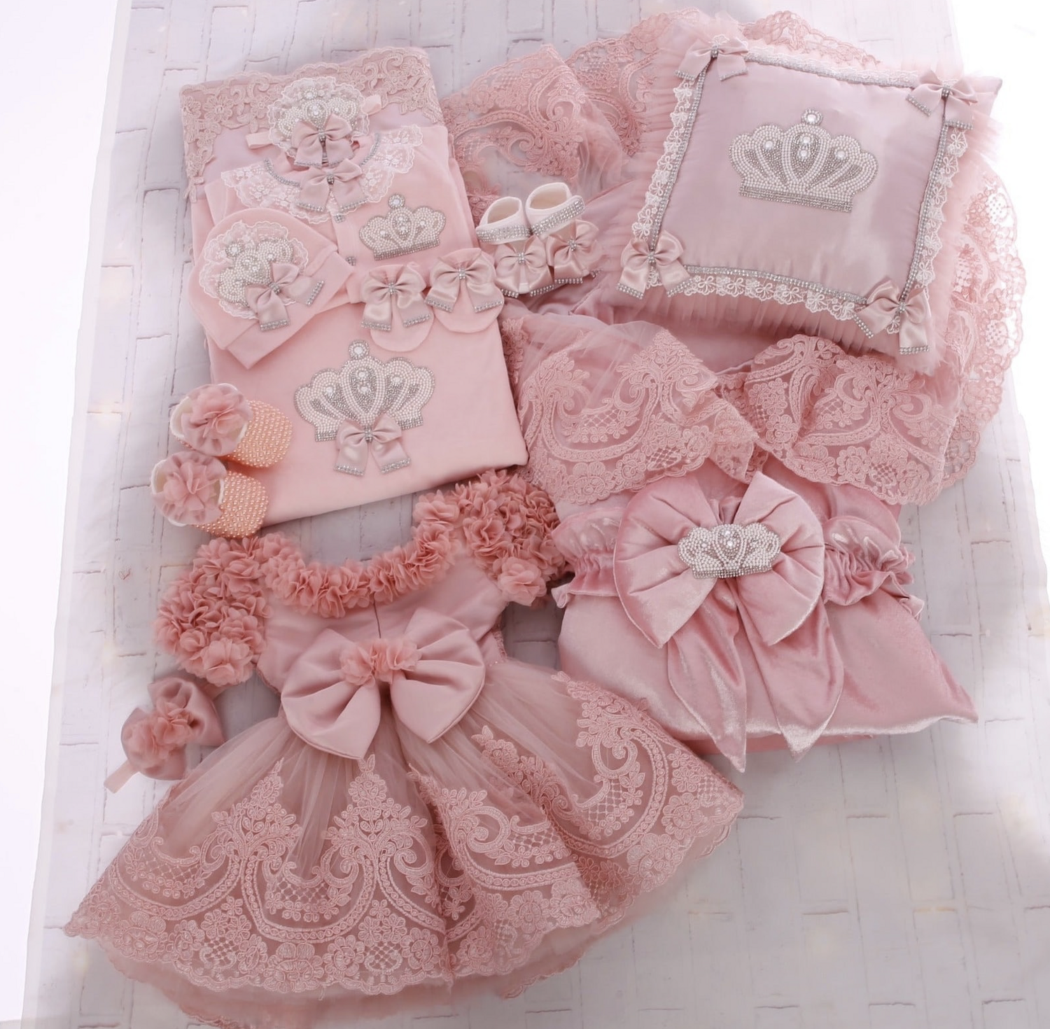 Handmade 𝗟𝘂𝘅𝘂𝗿𝘆 𝗡𝗲𝘄𝗯𝗼𝗿𝗻 Home Welcoming 13-Piece set ( Blush pink bow and pearl crown)