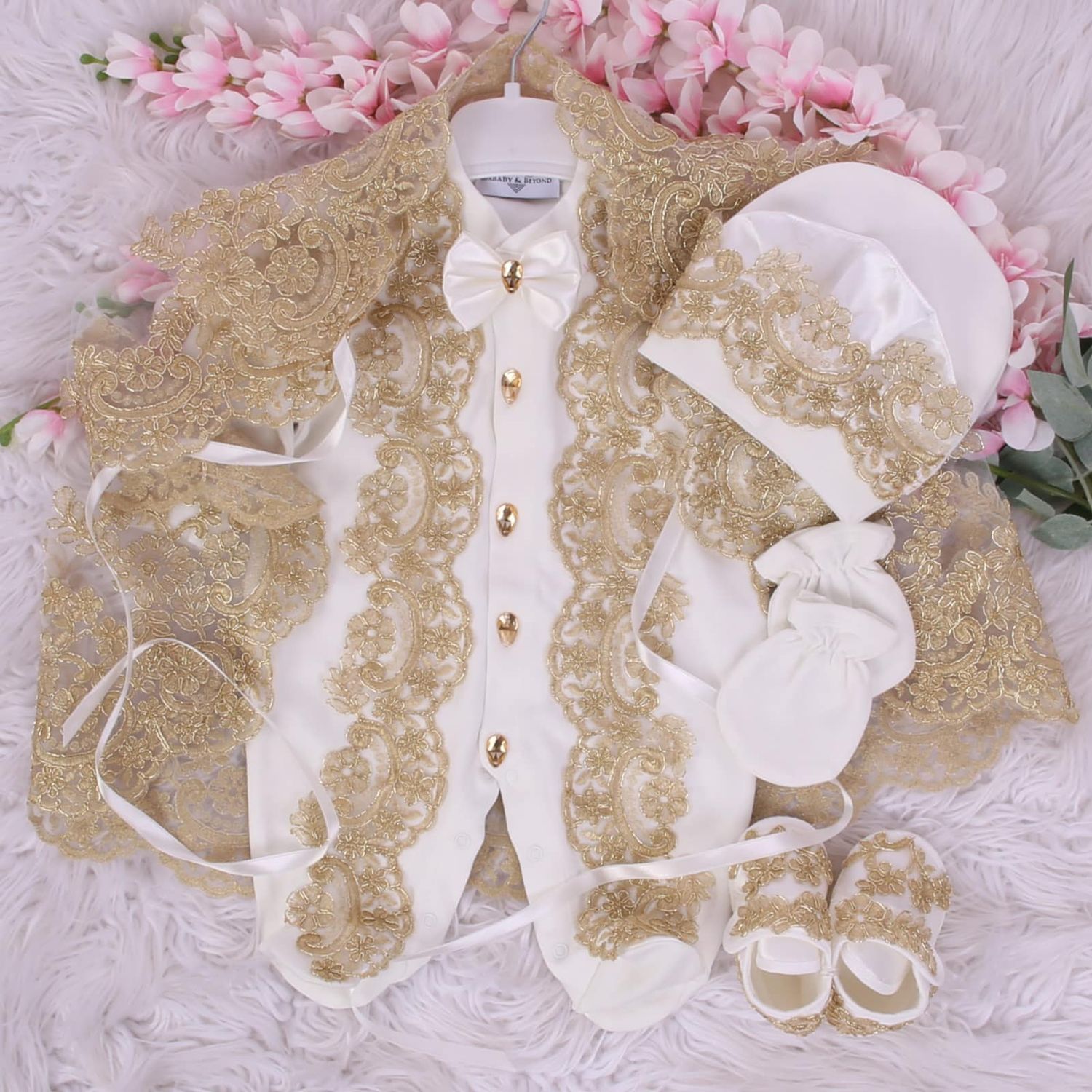 𝗟𝘂𝘅𝘂𝗿𝘆 𝗡𝗲𝘄𝗯𝗼𝗿𝗻 Home Welcoming 4-Piece set ( white, golden lace, )