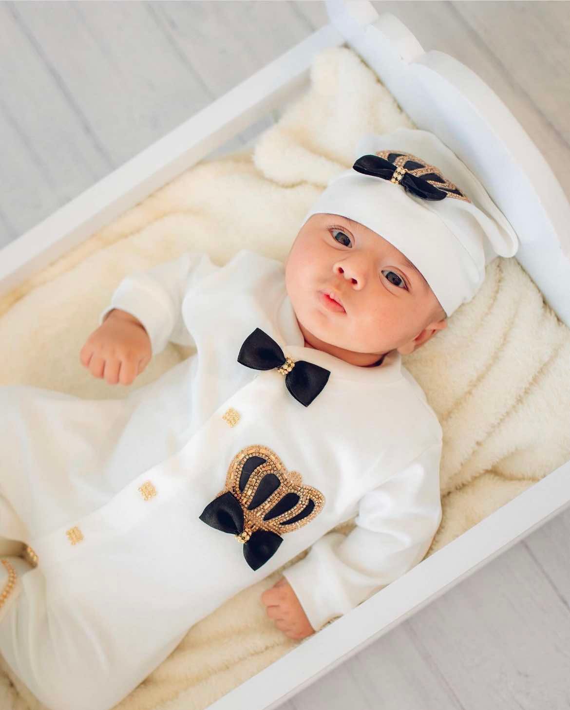 𝗟𝘂𝘅𝘂𝗿𝘆 𝗡𝗲𝘄𝗯𝗼𝗿𝗻 Home Welcoming 4-Piece set ( black bow, golden crown)