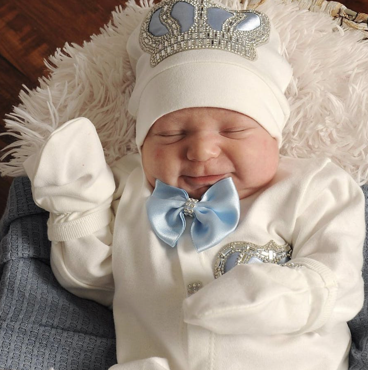Handmade luxury Newborn Home Welcoming 4-Piece set ( Blue bow, silver crown) With Blanket