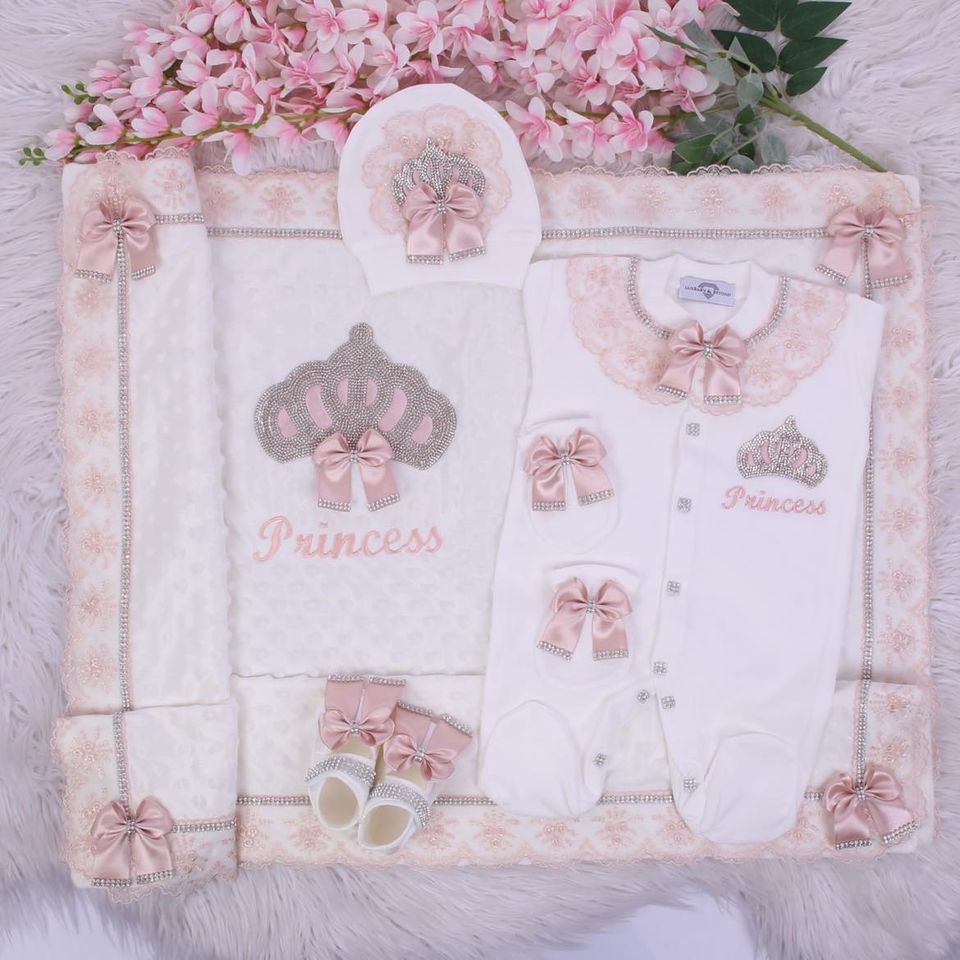 Handmade 𝗟𝘂𝘅𝘂𝗿𝘆 𝗡𝗲𝘄𝗯𝗼𝗿𝗻 Home Welcoming 5-Piece set ( Peach / blush lace)