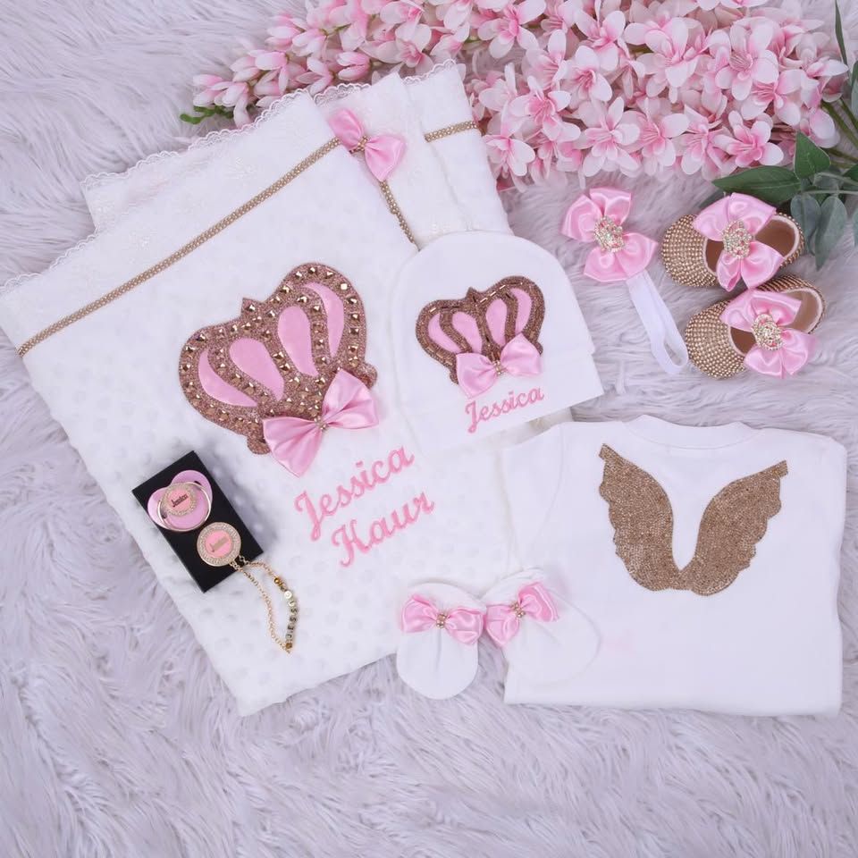 Handmade 𝗟𝘂𝘅𝘂𝗿𝘆 𝗡𝗲𝘄𝗯𝗼𝗿𝗻 Home Welcoming 7-Piece set (White, Pink, golden crown)