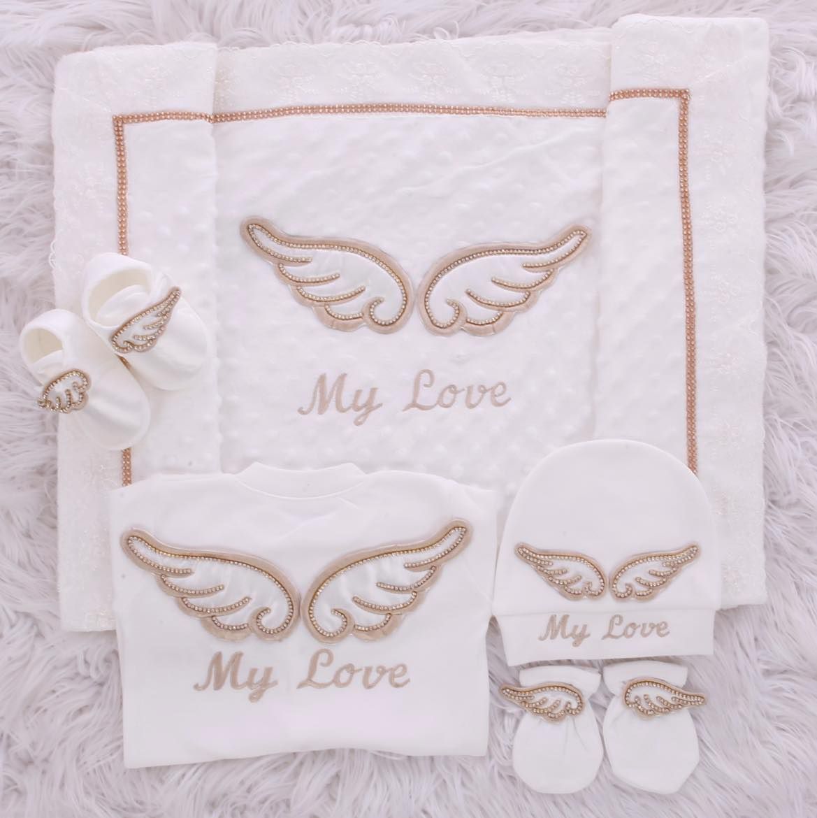 𝗟𝘂𝘅𝘂𝗿𝘆 𝗡𝗲𝘄𝗯𝗼𝗿𝗻 Home Welcoming 4-Piece 𝗢𝘂𝘁𝗳𝗶𝘁 ( angel wings - golden/beige)