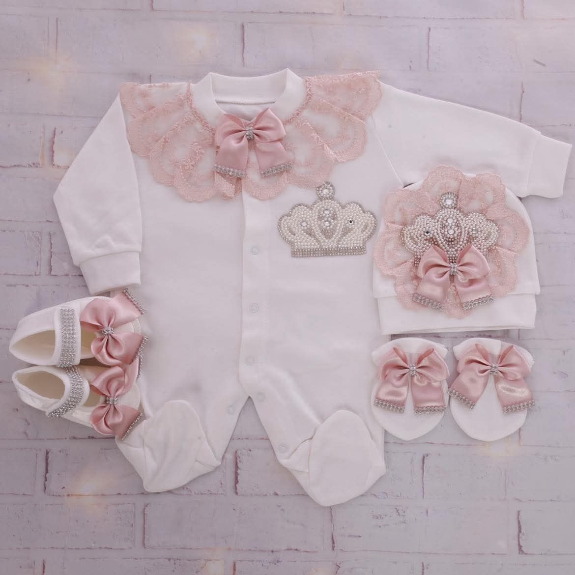 Handmade 𝗟𝘂𝘅𝘂𝗿𝘆 𝗡𝗲𝘄𝗯𝗼𝗿𝗻 Home Welcoming 5-Piece set ( blush bow pearl crown)