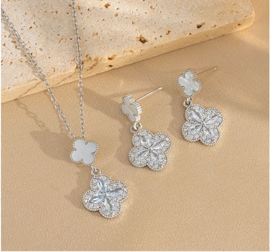Luxury White Clover and Diamond Stud Earrings and Necklace Set