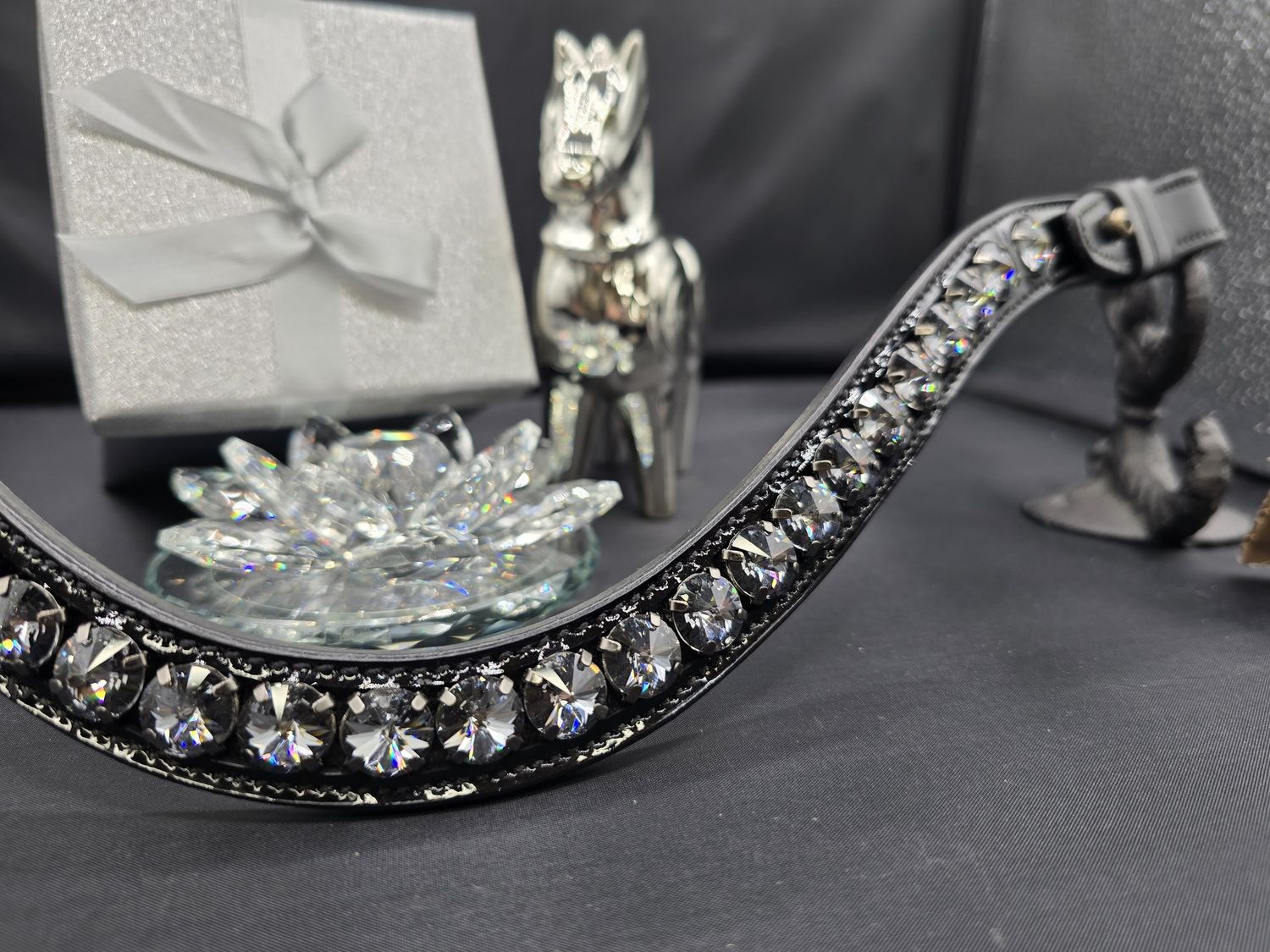 X-Deep U   * 1 Row (12mm Austrian Finest Rivoli Glass Crystal)   * Easy On/Off Crystal Rivet Button Closure   * BLACK CHANNEL SET PATENT Leather Browband  * Crystal Silver Night 001SINI