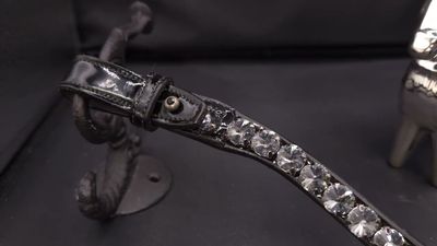 X-Deep U   * 1 Row RIVOLI (12mm Swarovski Rivoli Crystal)   * Easy On/Off Crystal Rivet Button Closure   * BLACK  PATENT Leather Browband  *Crystal Silver Night 001SINI