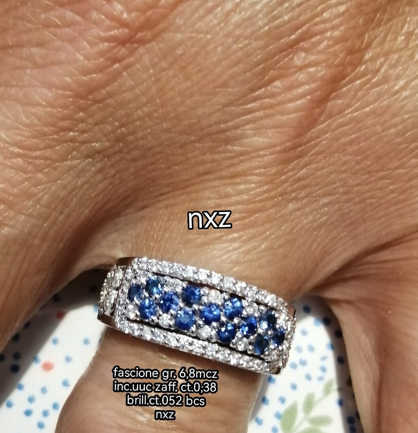 anello in oro bianco zaffiri blu e diamanti 