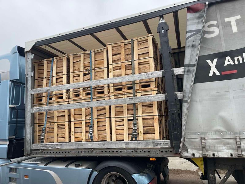 Volle trailers haardhout