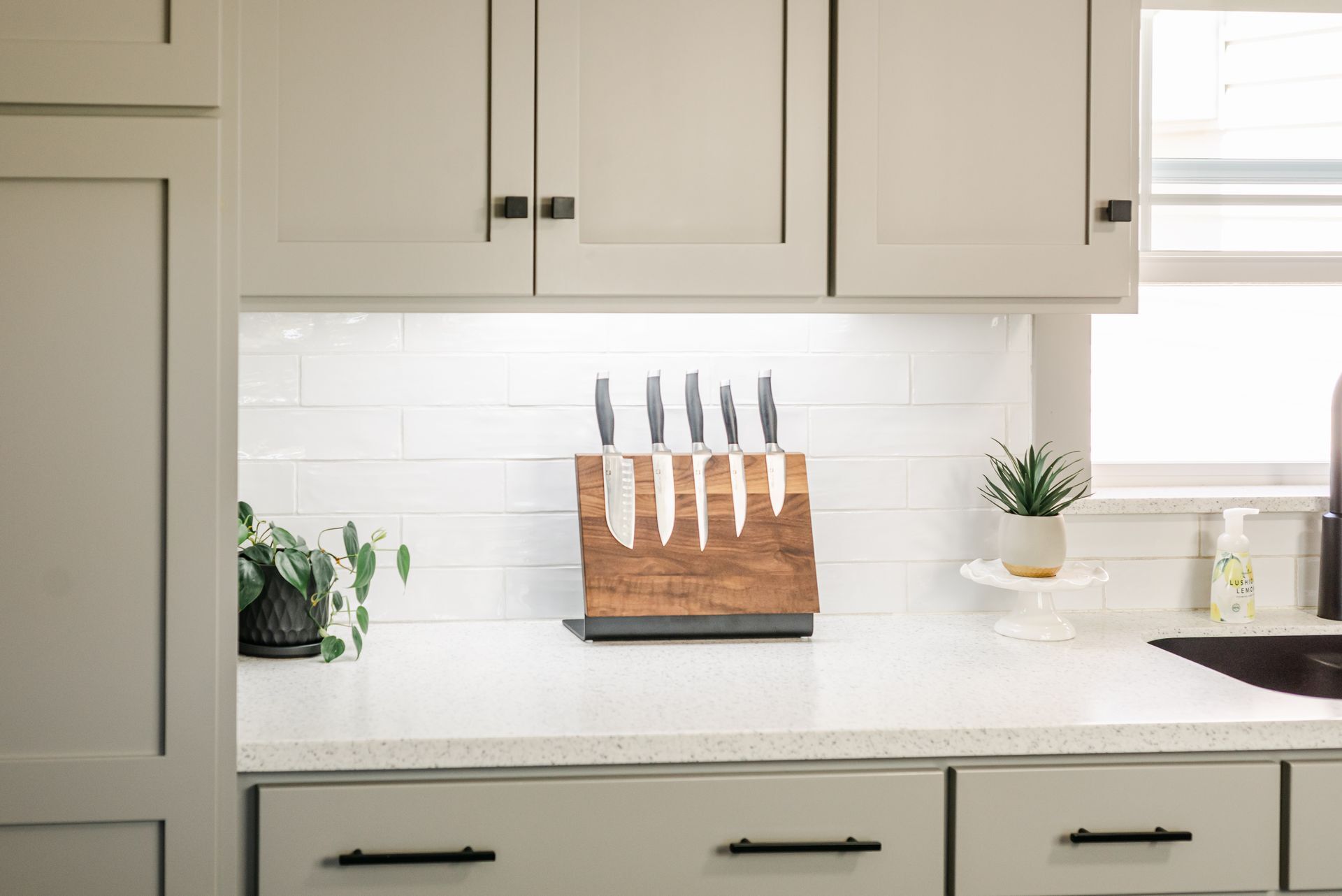Classic Modern Magnetic Knife Block