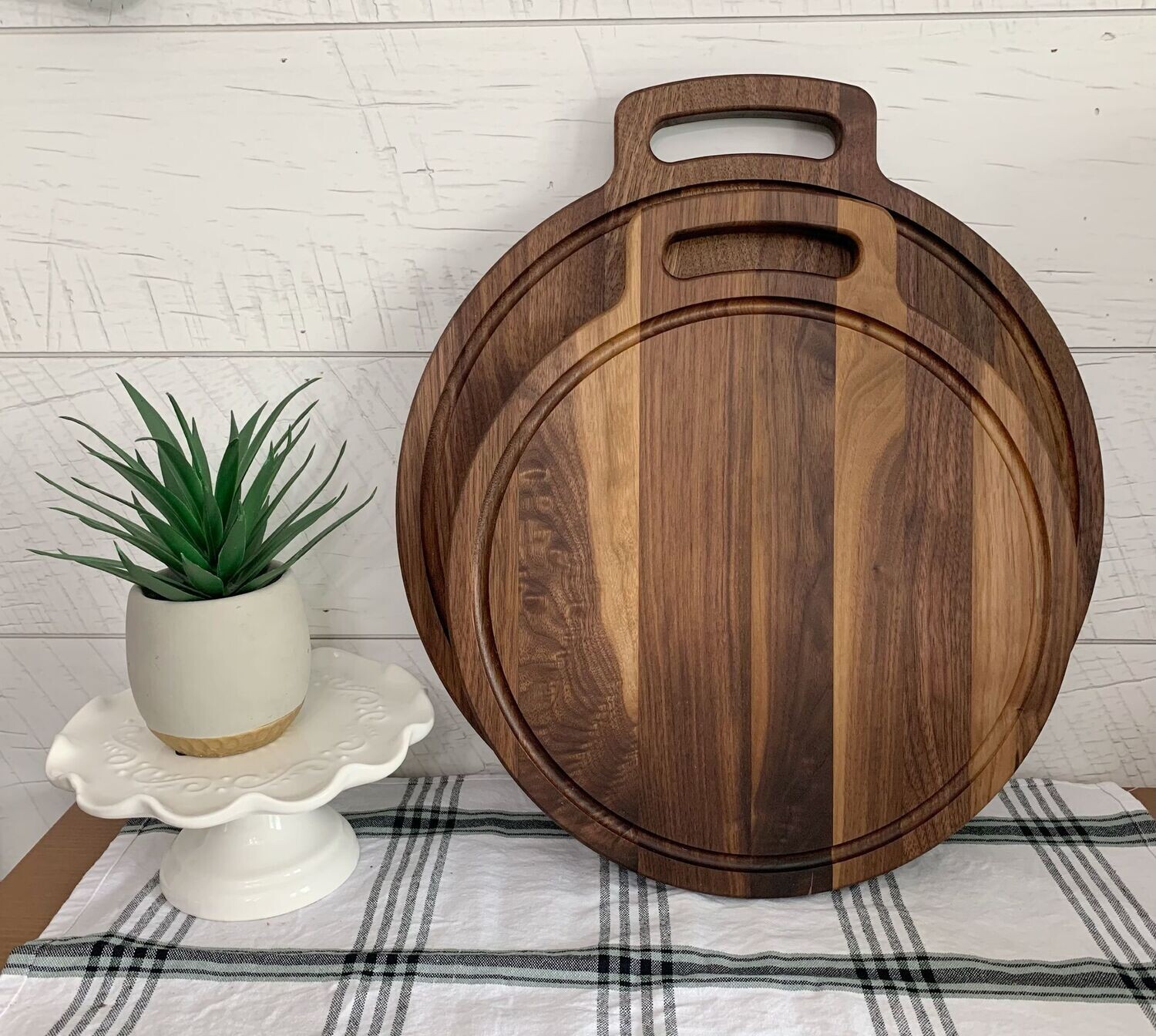 Round Cutting Board With Cutout Handel