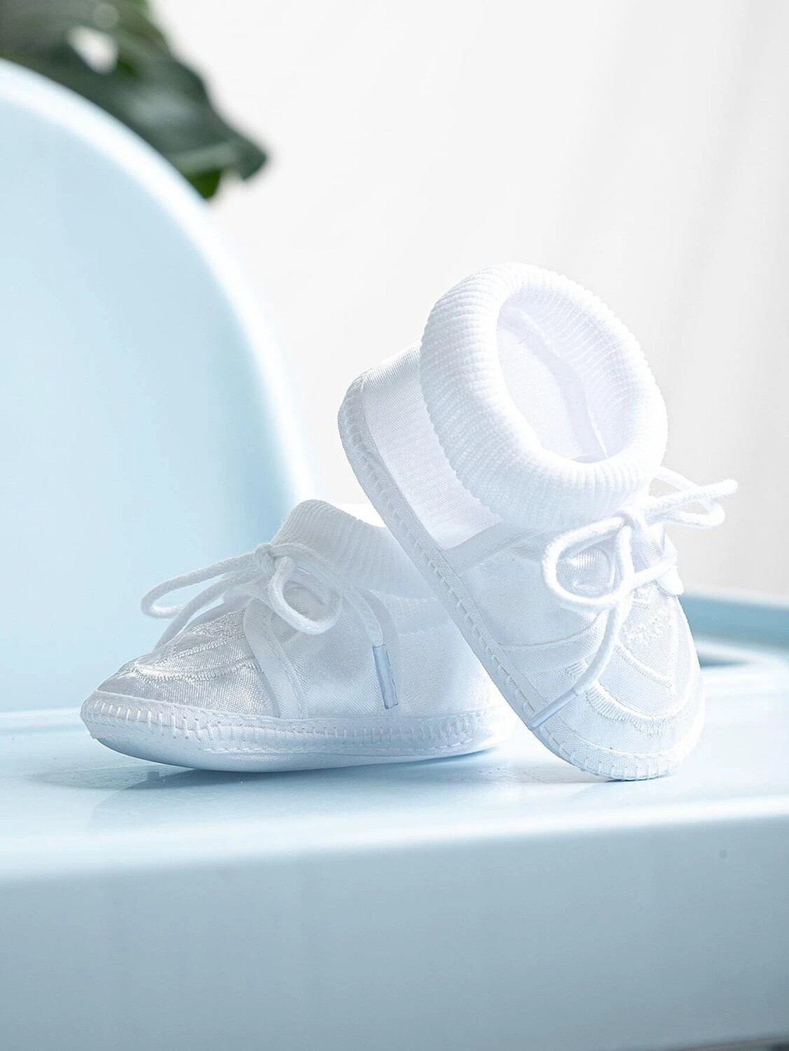Baby Girls&#39; White Elastic Band Pre-Tied Bow Booties
