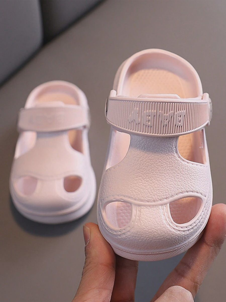 Child&#39;s Breathable Holes Sandals