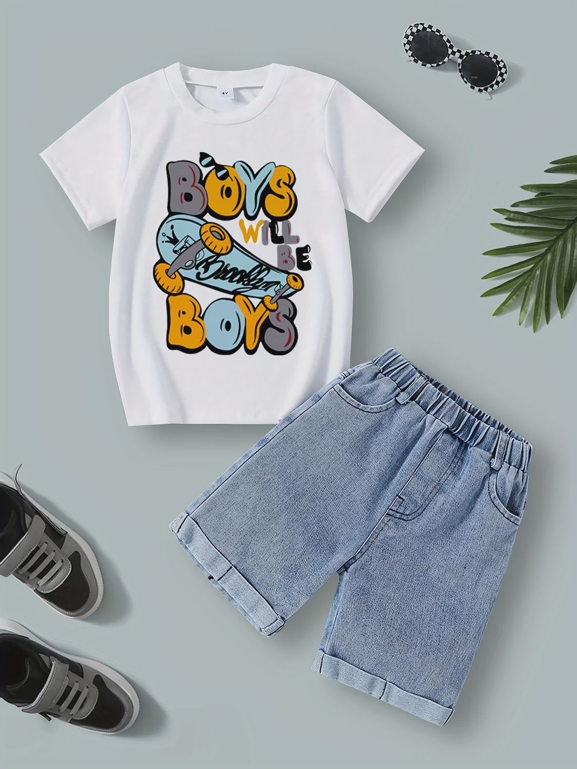 Boys&#39; Summer New Short-Sleeve Outfit Featuring a Stylish Skateboard Graphic T-Shirt And Casual Loose Solid Color Denim Shorts, Size: 5Y