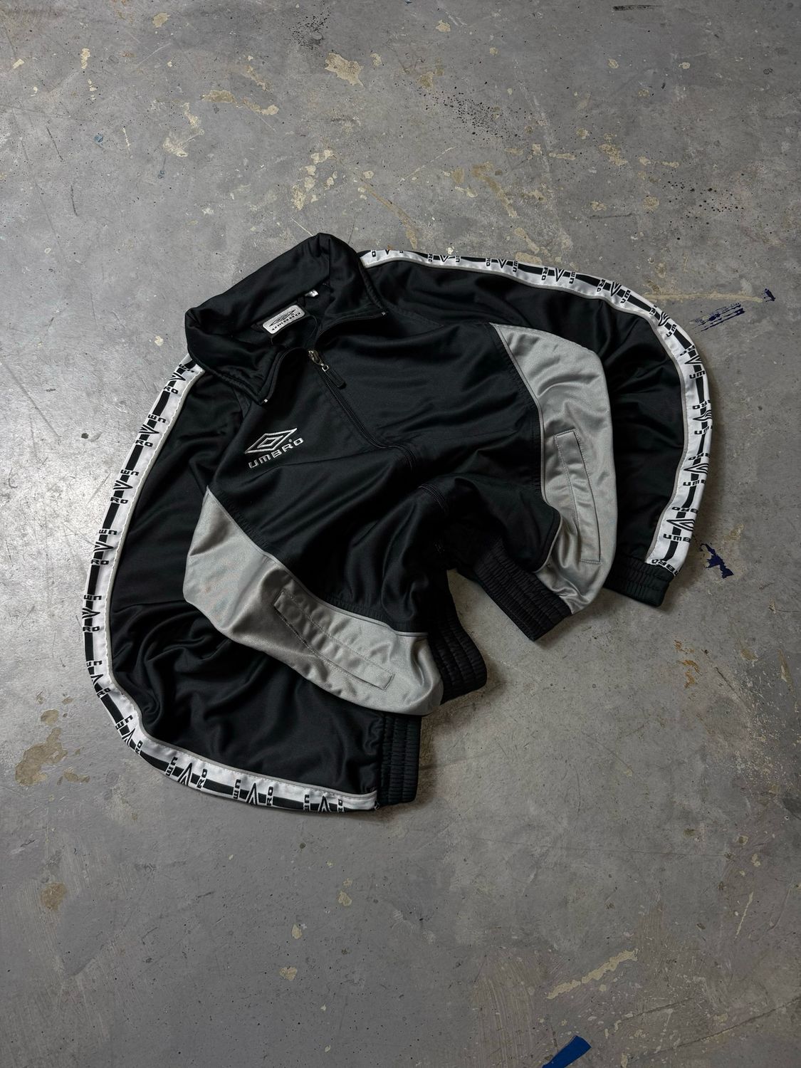 Bluza Umbro Log/Stripes Gra/Panels Zip Tracksuit Black S