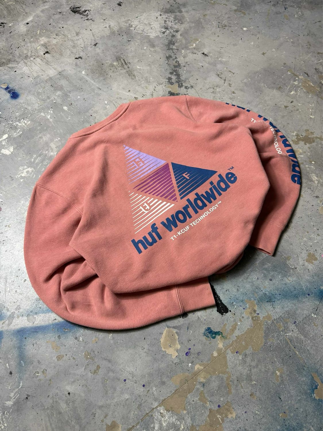 Bluza HUF Worldwide Logo Crewneck Salmon Pink M