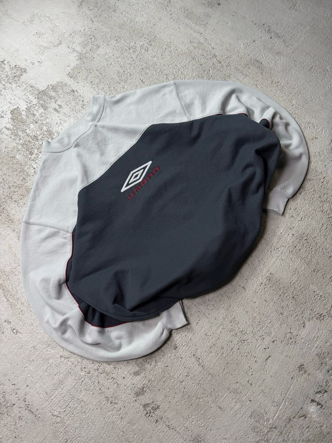 Bluza Umbro Logo Wh/Panel Crewneck Dark-Gray L