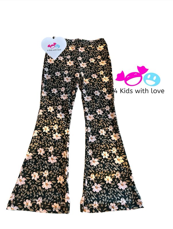 Flared black/light pink flower