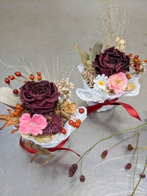 Rote Rosen gesteckt
