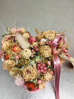 Herz aus Trockenblumen