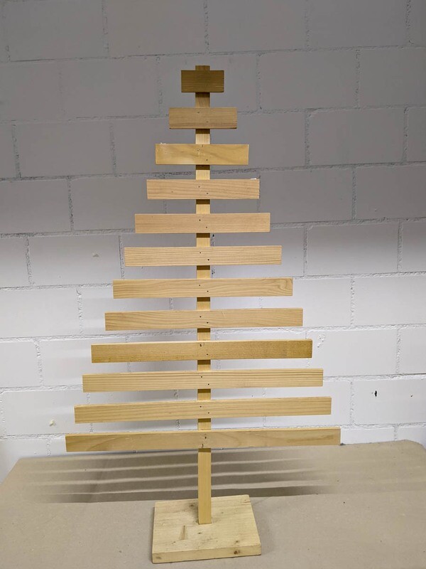 Holztannenbaum flach