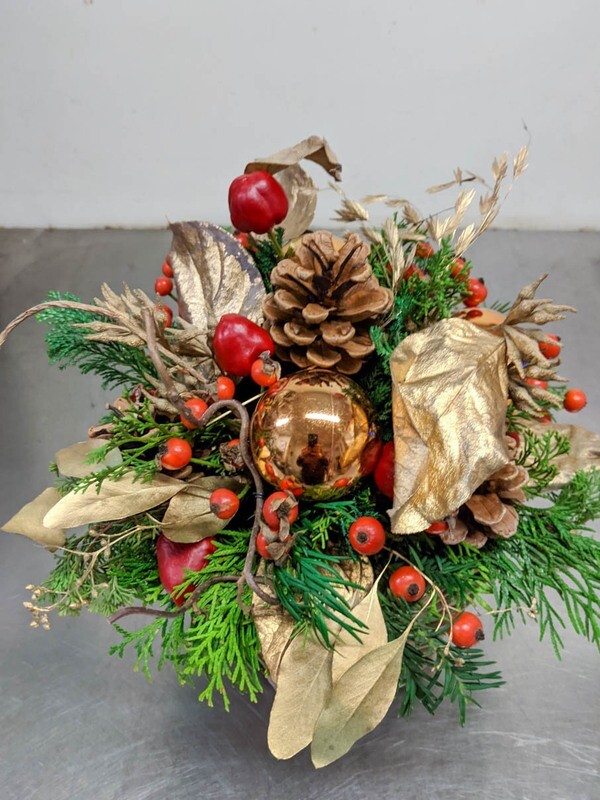 Weihnachtskorb mit Kugeln