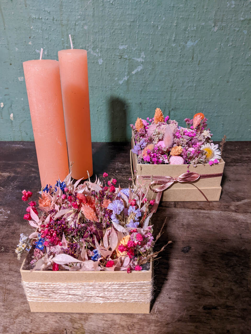 Schachtel gefüllt mit Trockenblumen