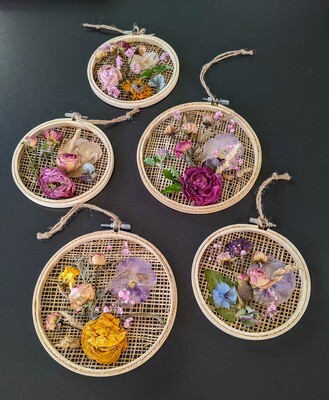 Jutenreifen Bilder mit Trockenblumen aus Garten und Feld