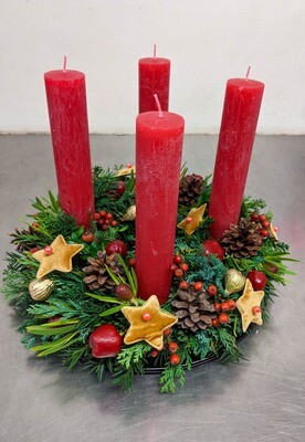 Adventskranz mit roten Kerzen