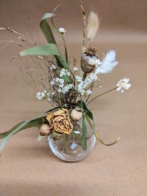 kleine Tischsträusse mit Trockenblumen