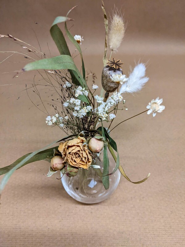 kleine Tischsträusse mit Trockenblumen