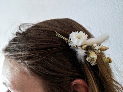 kleiner Haarschmuck auf Haarnadel