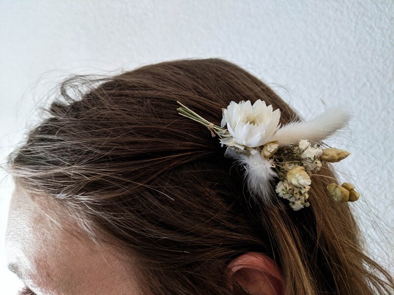 kleiner Haarschmuck auf Haarnadel