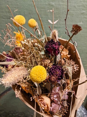 Trockenblumenstrauss mit Graspedia und Gräser