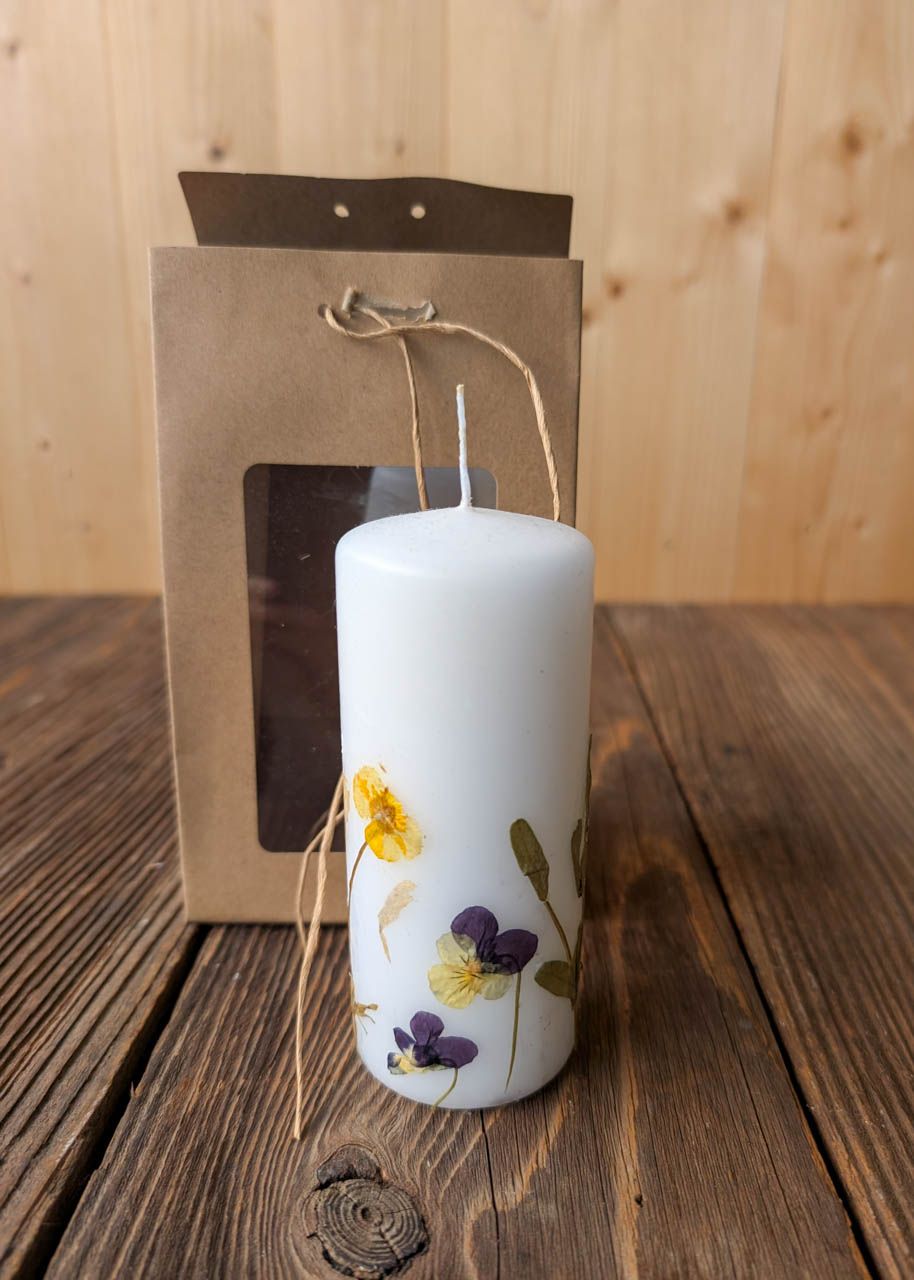 Kerze mit getrockneten Blüten