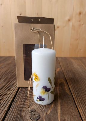 Kerze mit getrockneten Blüten